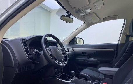 Mitsubishi Outlander III рестайлинг 3, 2018 год, 1 995 000 рублей, 20 фотография