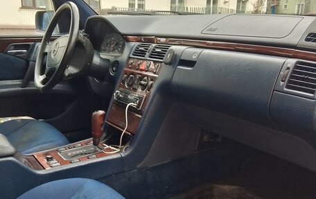 Mercedes-Benz E-Класс, 1996 год, 210 000 рублей, 12 фотография