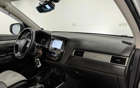Mitsubishi Outlander III рестайлинг 3, 2018 год, 2 035 000 рублей, 13 фотография