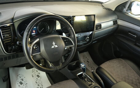 Mitsubishi Outlander III рестайлинг 3, 2013 год, 1 399 000 рублей, 10 фотография