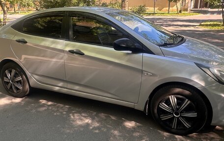 Hyundai Solaris II рестайлинг, 2012 год, 800 000 рублей, 5 фотография