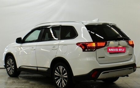 Mitsubishi Outlander III рестайлинг 3, 2019 год, 2 399 000 рублей, 2 фотография
