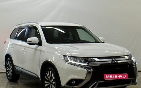 Mitsubishi Outlander III рестайлинг 3, 2019 год, 2 399 000 рублей, 3 фотография