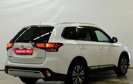 Mitsubishi Outlander III рестайлинг 3, 2019 год, 2 399 000 рублей, 4 фотография