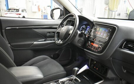 Mitsubishi Outlander III рестайлинг 3, 2019 год, 2 399 000 рублей, 19 фотография