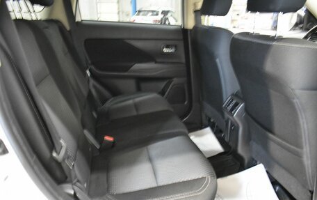 Mitsubishi Outlander III рестайлинг 3, 2019 год, 2 399 000 рублей, 18 фотография