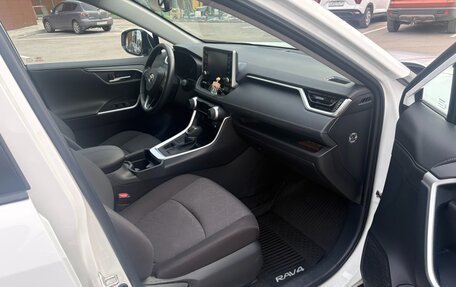 Toyota RAV4, 2021 год, 3 800 000 рублей, 13 фотография