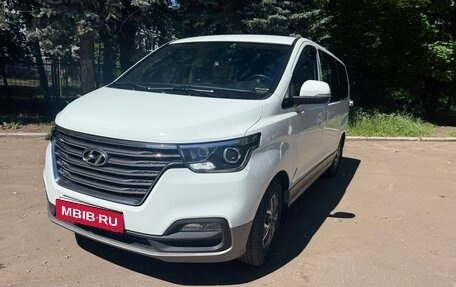 Hyundai H-1 II рестайлинг, 2019 год, 3 000 000 рублей, 2 фотография