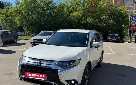 Mitsubishi Outlander III рестайлинг 3, 2019 год, 2 612 560 рублей, 2 фотография