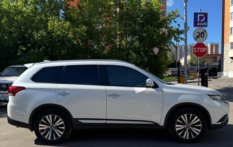 Mitsubishi Outlander III рестайлинг 3, 2019 год, 2 612 560 рублей, 4 фотография
