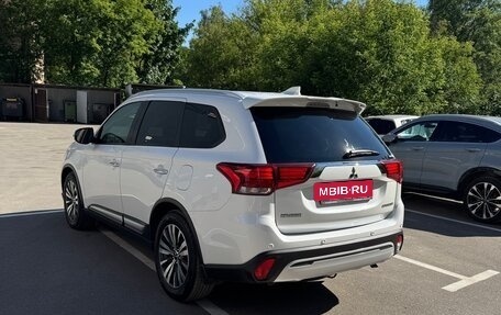 Mitsubishi Outlander III рестайлинг 3, 2019 год, 2 612 560 рублей, 6 фотография