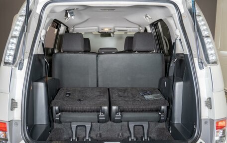 Toyota ISis I, 2013 год, 1 190 000 рублей, 30 фотография