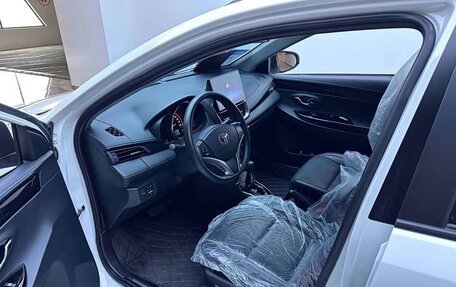 Toyota Yaris XP150 рестайлинг, 2022 год, 1 500 000 рублей, 2 фотография