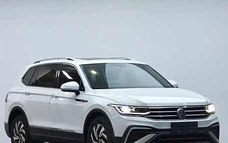 Volkswagen Tiguan II, 2022 год, 2 460 000 рублей, 3 фотография