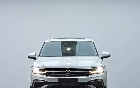 Volkswagen Tiguan II, 2022 год, 2 460 000 рублей, 2 фотография