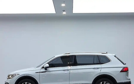Volkswagen Tiguan II, 2022 год, 2 460 000 рублей, 4 фотография