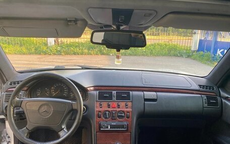 Mercedes-Benz E-Класс, 1995 год, 550 000 рублей, 3 фотография