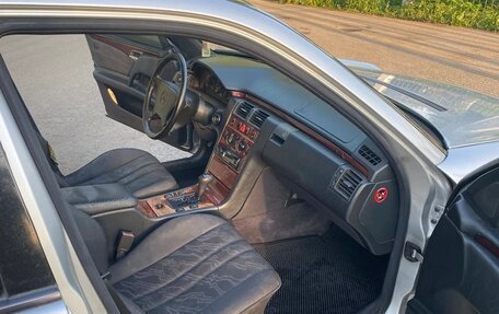 Mercedes-Benz E-Класс, 1995 год, 550 000 рублей, 4 фотография