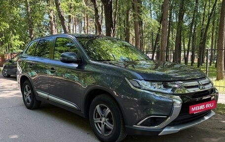 Mitsubishi Outlander III рестайлинг 3, 2017 год, 1 850 000 рублей, 10 фотография