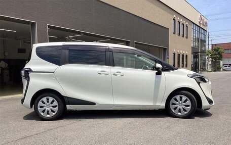 Toyota Sienta II, 2021 год, 1 100 000 рублей, 2 фотография