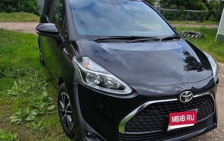 Toyota Sienta II, 2022 год, 1 500 000 рублей, 1 фотография
