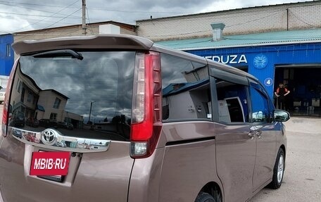 Toyota Noah III, 2016 год, 1 700 000 рублей, 2 фотография