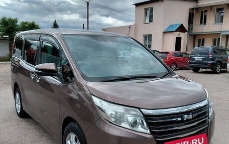 Toyota Noah III, 2016 год, 1 700 000 рублей, 3 фотография