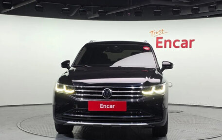 Volkswagen Tiguan II, 2021 год, 2 570 000 рублей, 3 фотография