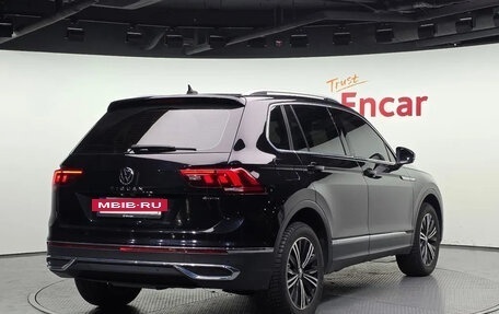 Volkswagen Tiguan II, 2021 год, 2 570 000 рублей, 2 фотография