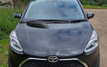 Toyota Sienta II, 2022 год, 1 500 000 рублей, 2 фотография