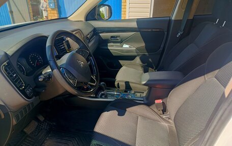 Mitsubishi Outlander III рестайлинг 3, 2020 год, 2 575 000 рублей, 12 фотография