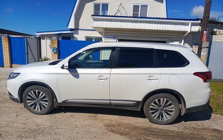 Mitsubishi Outlander III рестайлинг 3, 2020 год, 2 575 000 рублей, 7 фотография