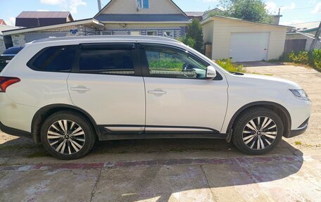 Mitsubishi Outlander III рестайлинг 3, 2020 год, 2 575 000 рублей, 3 фотография