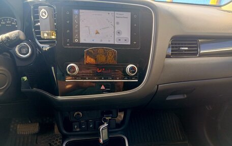 Mitsubishi Outlander III рестайлинг 3, 2020 год, 2 575 000 рублей, 11 фотография