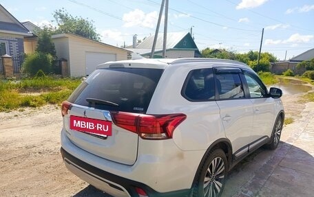 Mitsubishi Outlander III рестайлинг 3, 2020 год, 2 575 000 рублей, 4 фотография
