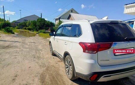 Mitsubishi Outlander III рестайлинг 3, 2020 год, 2 575 000 рублей, 6 фотография