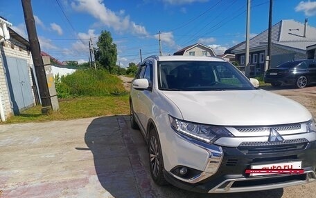 Mitsubishi Outlander III рестайлинг 3, 2020 год, 2 575 000 рублей, 2 фотография