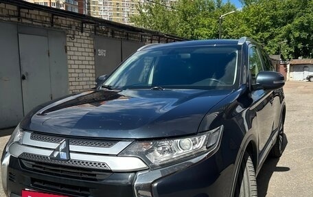 Mitsubishi Outlander III рестайлинг 3, 2020 год, 2 140 000 рублей, 2 фотография