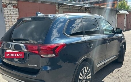 Mitsubishi Outlander III рестайлинг 3, 2020 год, 2 140 000 рублей, 5 фотография