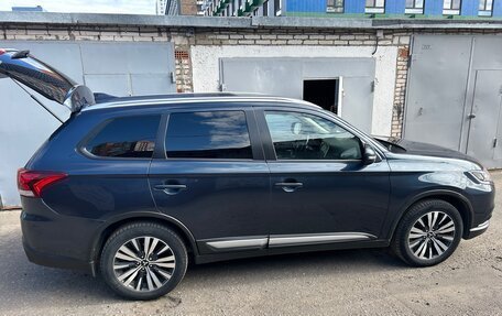 Mitsubishi Outlander III рестайлинг 3, 2020 год, 2 140 000 рублей, 11 фотография