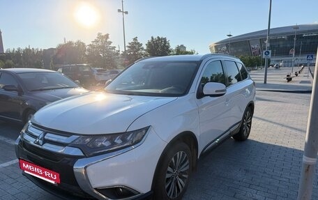 Mitsubishi Outlander III рестайлинг 3, 2019 год, 2 450 000 рублей, 5 фотография