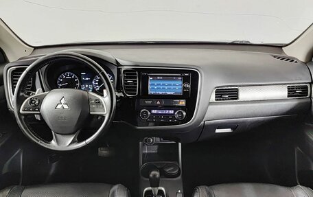 Mitsubishi Outlander III рестайлинг 3, 2013 год, 1 300 000 рублей, 17 фотография