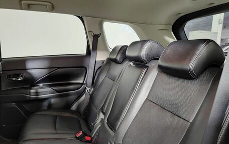 Mitsubishi Outlander III рестайлинг 3, 2013 год, 1 300 000 рублей, 15 фотография