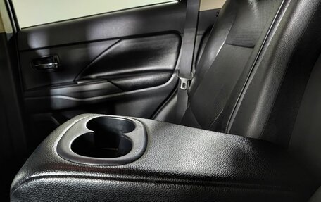 Mitsubishi Outlander III рестайлинг 3, 2013 год, 1 300 000 рублей, 26 фотография