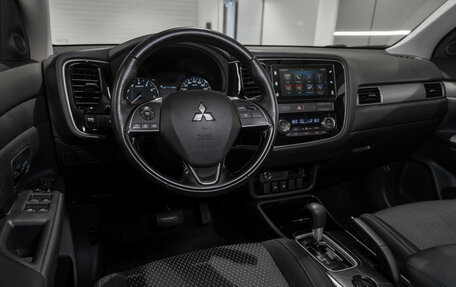 Mitsubishi Outlander III рестайлинг 3, 2018 год, 1 675 000 рублей, 7 фотография