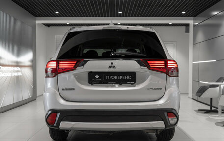Mitsubishi Outlander III рестайлинг 3, 2018 год, 1 675 000 рублей, 6 фотография