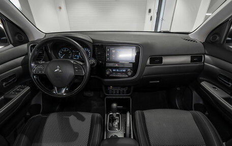 Mitsubishi Outlander III рестайлинг 3, 2018 год, 1 675 000 рублей, 8 фотография