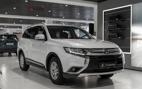 Mitsubishi Outlander III рестайлинг 3, 2018 год, 1 675 000 рублей, 2 фотография