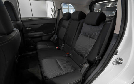 Mitsubishi Outlander III рестайлинг 3, 2018 год, 1 675 000 рублей, 12 фотография