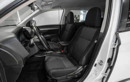 Mitsubishi Outlander III рестайлинг 3, 2018 год, 1 675 000 рублей, 9 фотография
